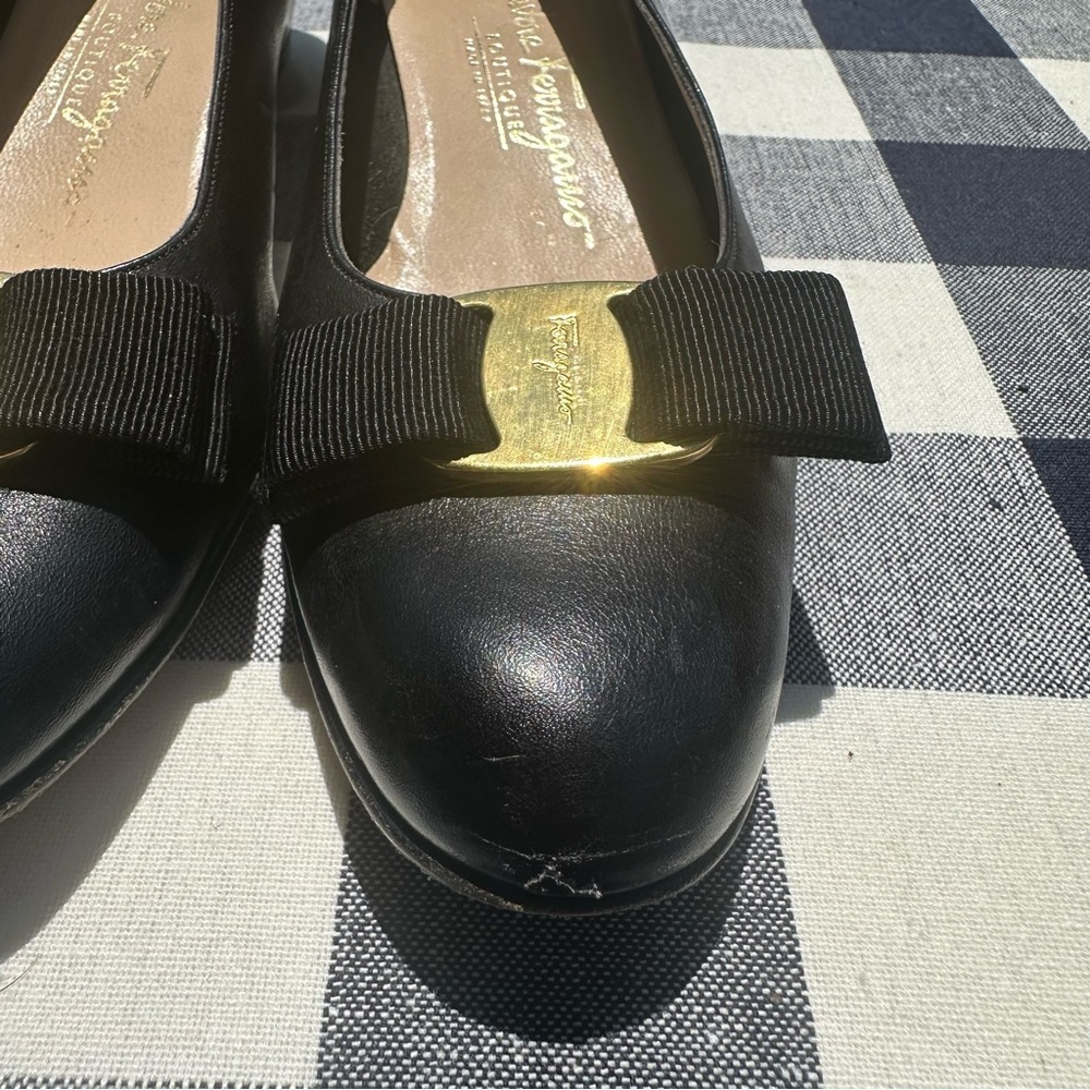 Salvatore Ferragamo Black and Gold Heels with Elegant Design - Picture 5 of 8